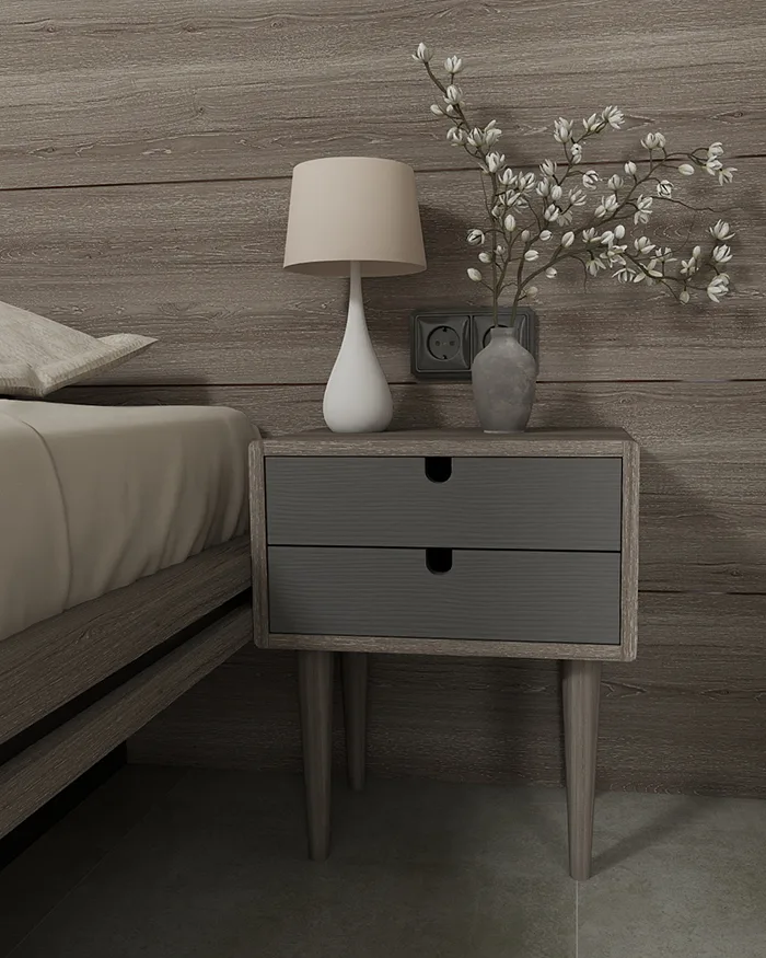 Rustični noćni ormarić uz krevet sa modernom lampom i dekorativnom biljkom u vazi. Savršen dodatak luksuznoj spavaćoj sobi u modern-rustic stilu.